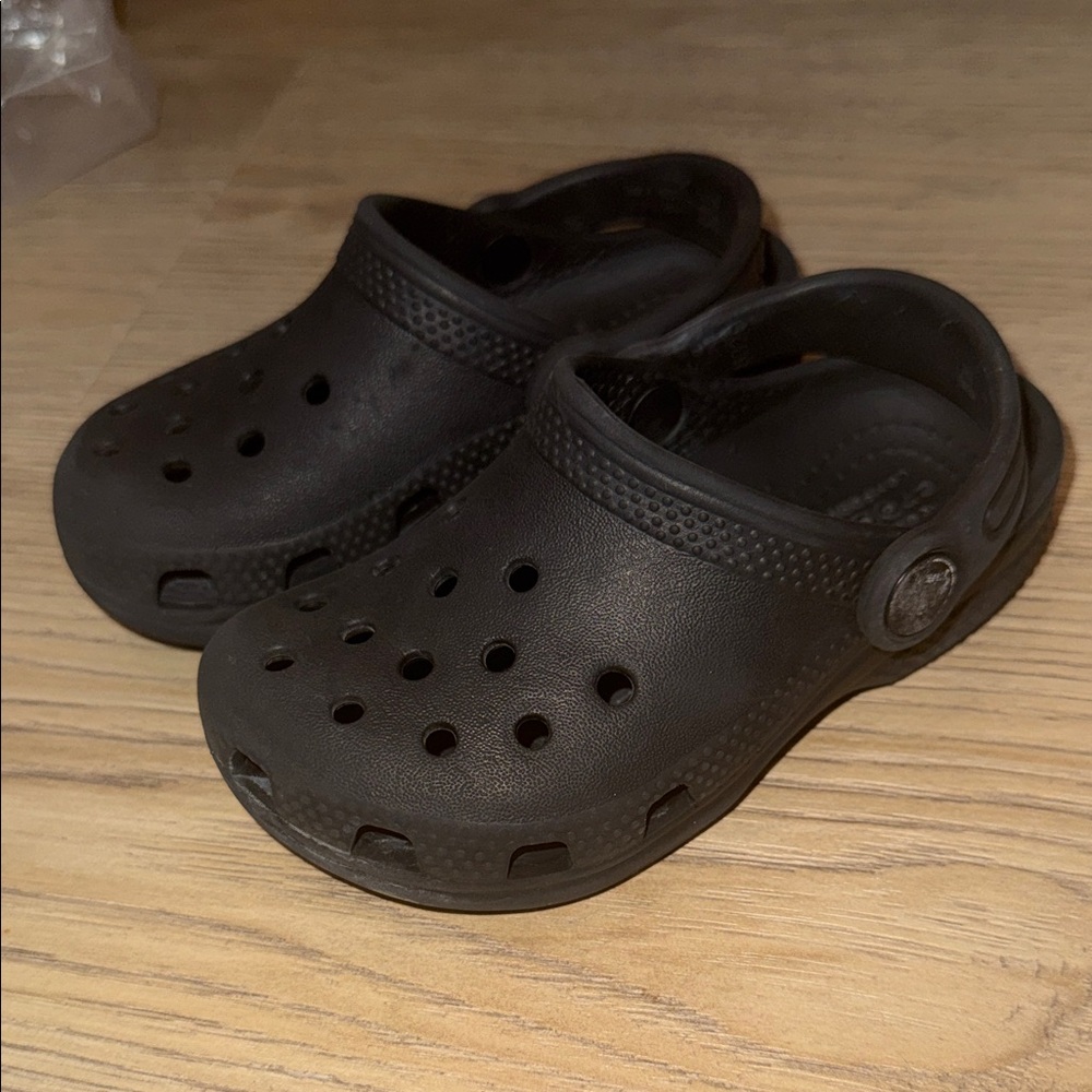 Black toddler crocs size 8